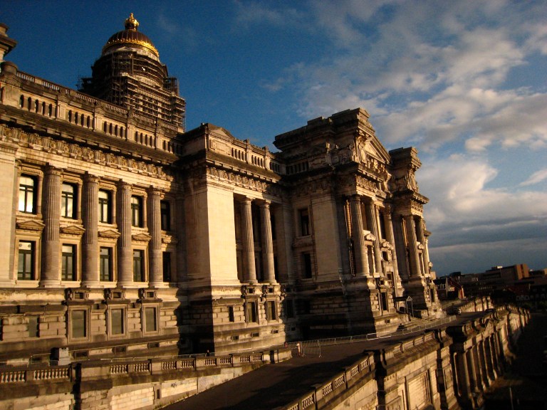 Justitie is machtig: Justitiepaleis, Poelaertsplein.