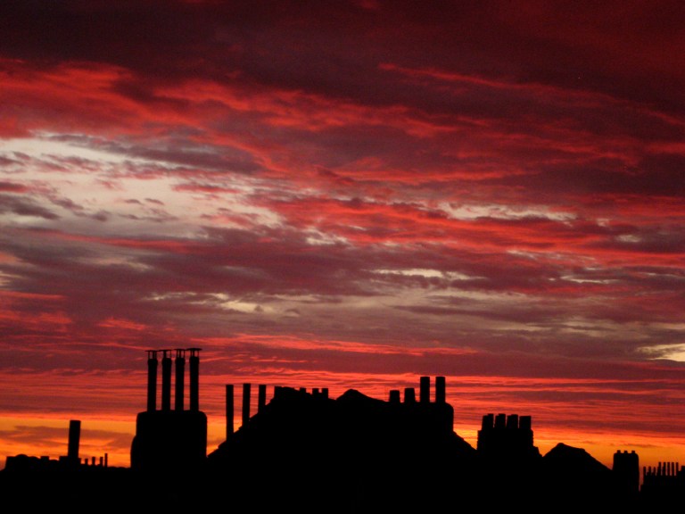 Bloederode zonsondergang: St-Gillis.
