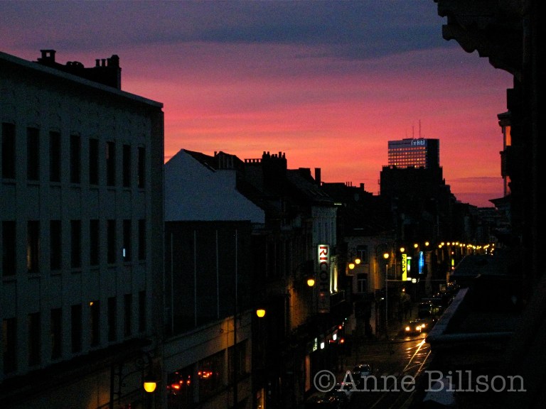 Leunend uit mijn raam: Charleroise Steenweg, St-Gillis.