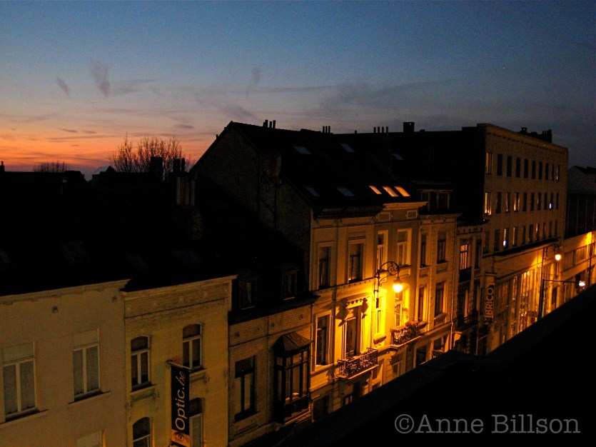 Inktzwarte avond: Charleroise Steenweg, St-Gillis.