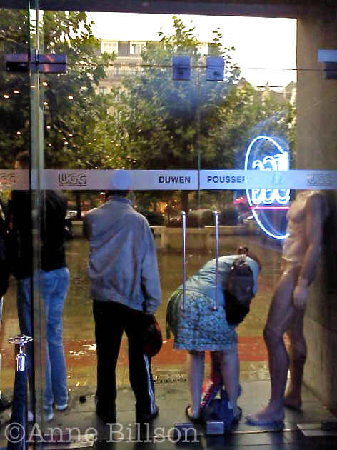 Wachten op de regen te stoppen: UGC De Brouckère, Brussel.