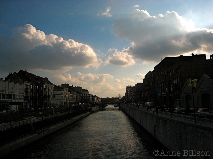 Kanaal. Links: Negende Linielaan, Brussel. Rechts: Koolmijnenkaai, Sint-Jans-Molenbeek.