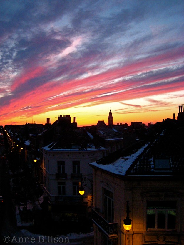 Sneeuw en straatlantaarns: Sint-Gillis.