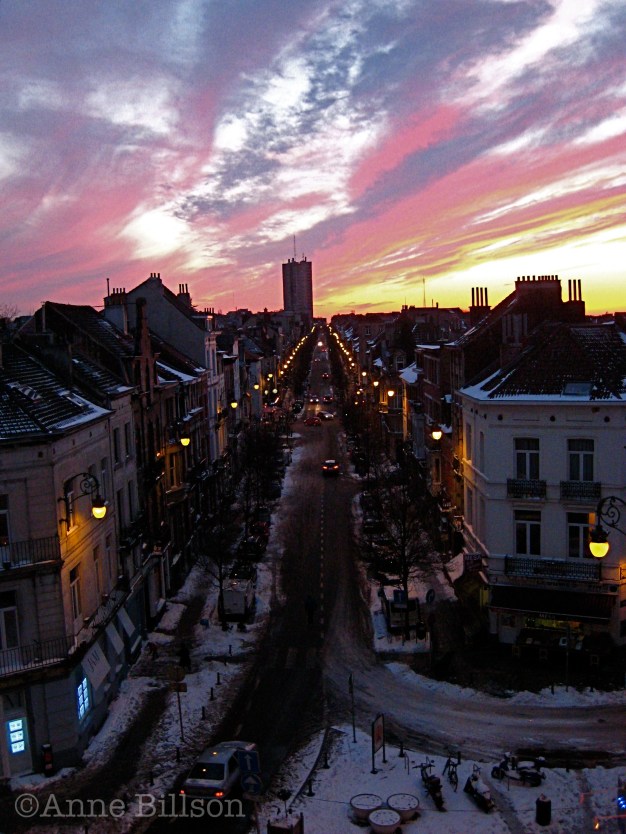 Roze hemel en sneeuw: Sint-Gillis.