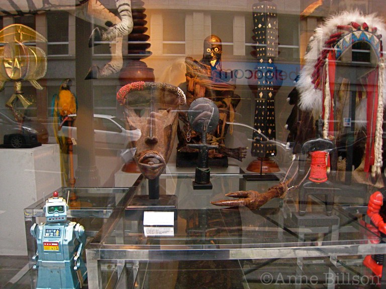 Vreemde winkelvenster: Lebeaustraat, Brussel.