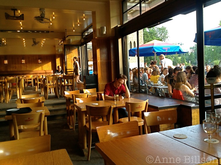 Café Belga: Eugène Flageyplein 18, Elsene.