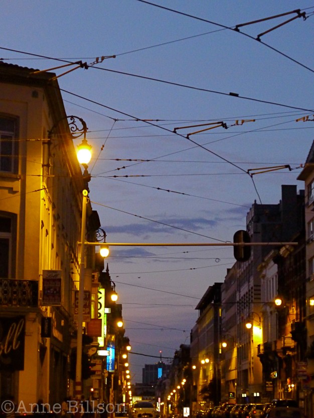 Charleroise Steenweg in het donker: Sint-Gillis.
