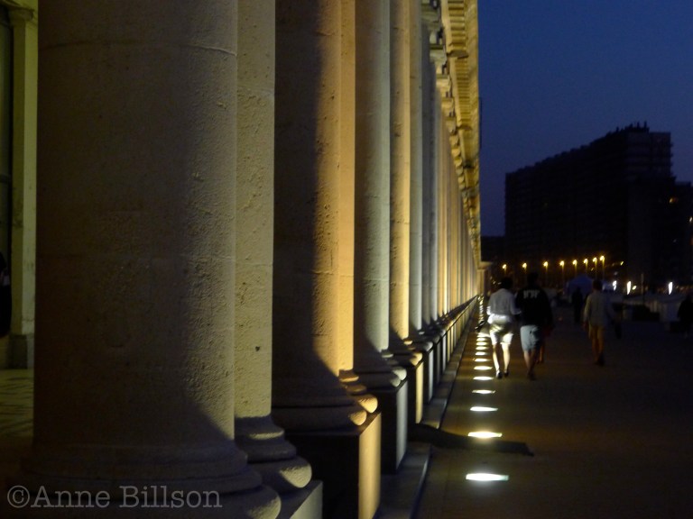 Zeegroene en abrikoos kolommen: Koning Boudewijnpromenade, Oostende.