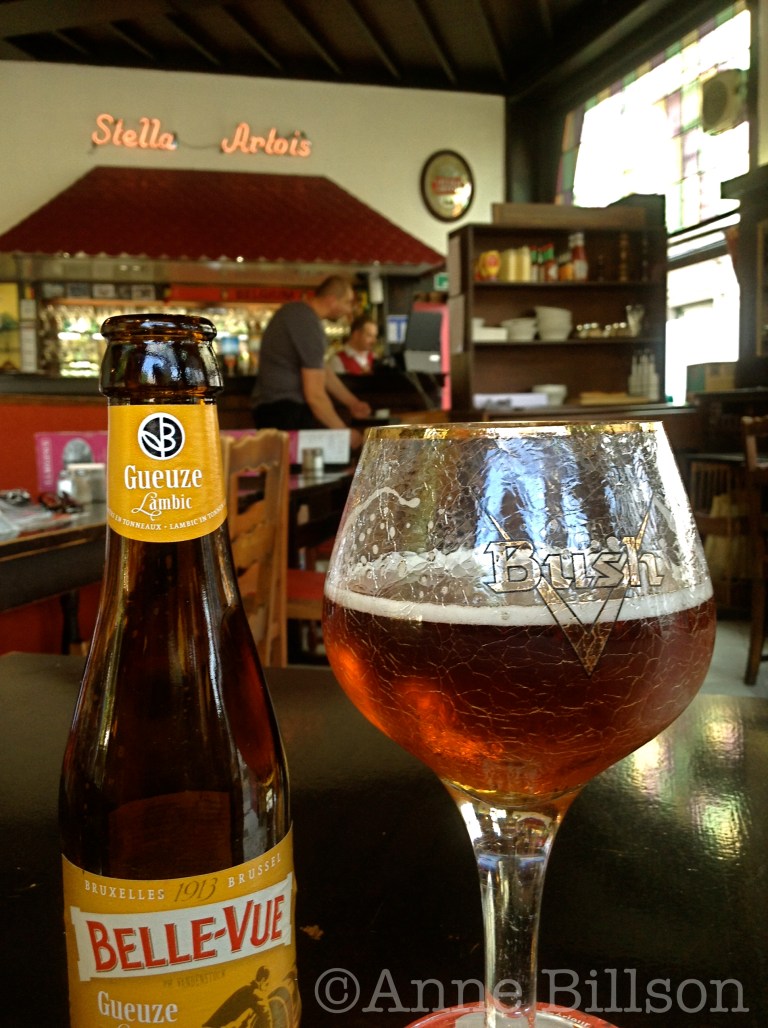 Het verkeerde glas: Belle-Vue Gueuze Lambic, 5.2%, in een Bush glas: La Régence, Fernand Cocqplein 12, Elsene.