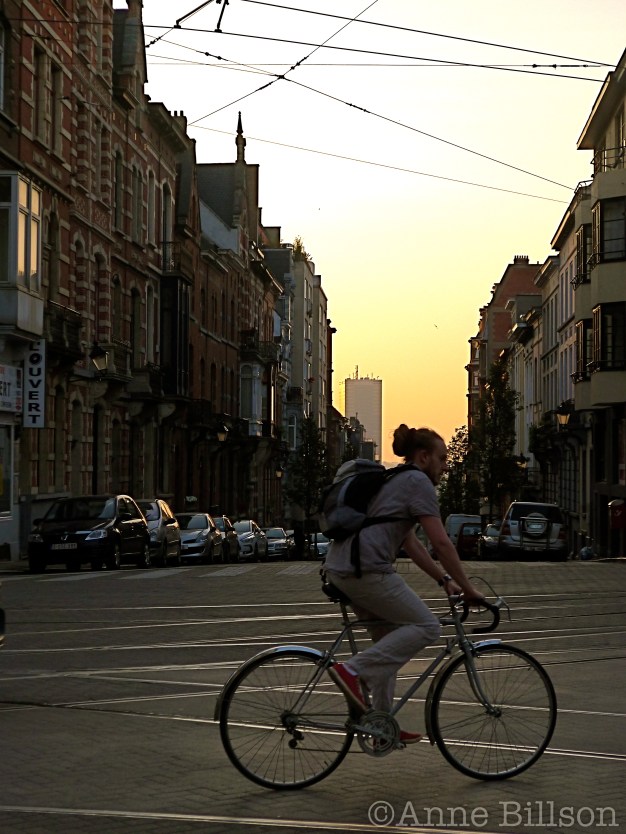 Fietser in de schemering: Overwinningsstraat, Sint-Gillis.