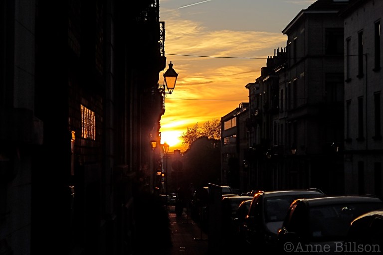 Twee weergaven van dezelfde zonsondergang: Spanjestraat, Sint-Gillis.