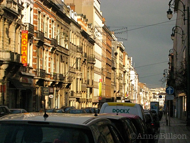 Zonnige kant van de straat" Charleroise Steenweg, Sint-Gillis.