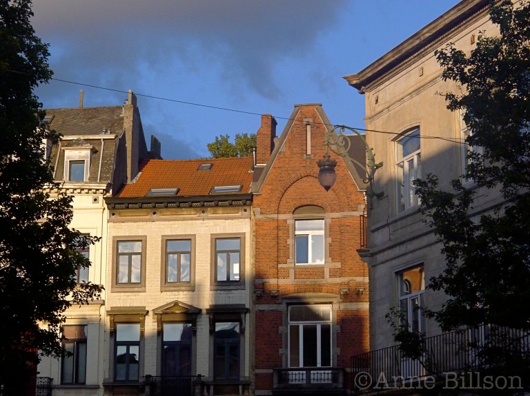 Zwarte en blauwe hemel: Charleroise Steenweg, Sint-Gillis.
