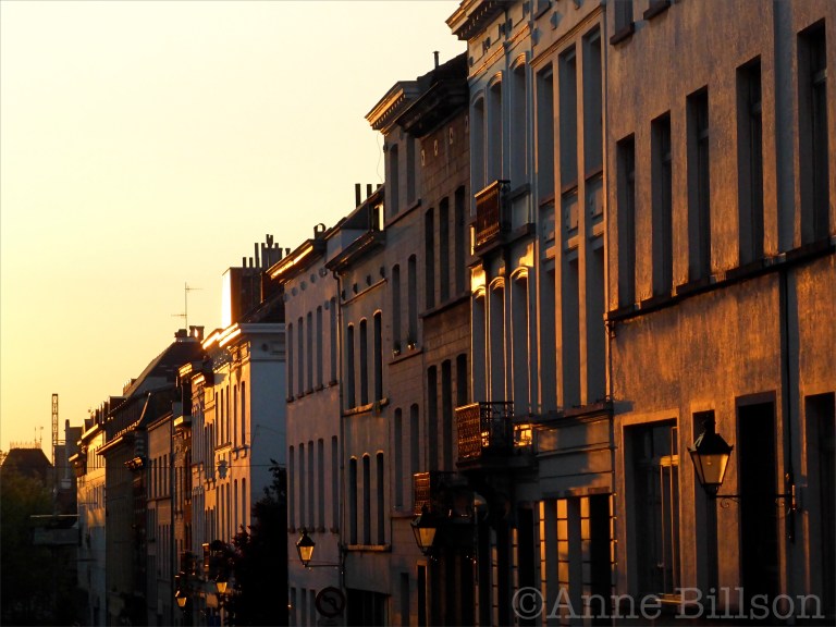 Zonsondergang op Bronstraat: Bronstraat, Sint-Gillis.