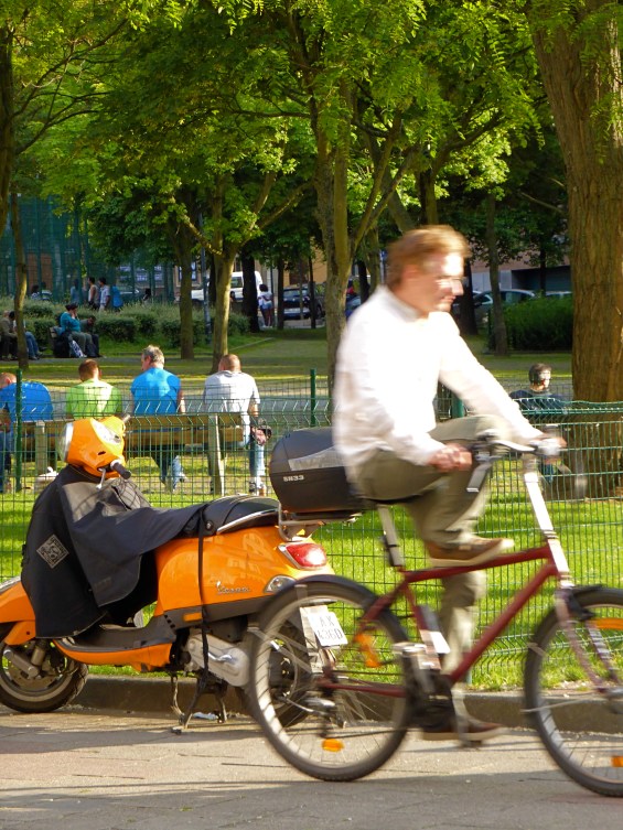 Bankje en fiets: Overwinningsstraat, Sint-Gillis.