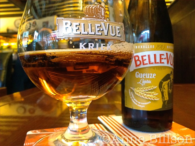Belle-Vue Gueuze Lambic, 5.2%, in een Belle-Vue Kriek glas: Café le Cocq, Fernand Cocqplein 25, Elsene.