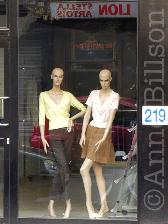 Twee etalagepoppen: Hoogstraat, Brussel.