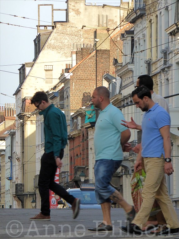 Vier mannen over de weg: Overwinningsstraat, Sint-Gillis.