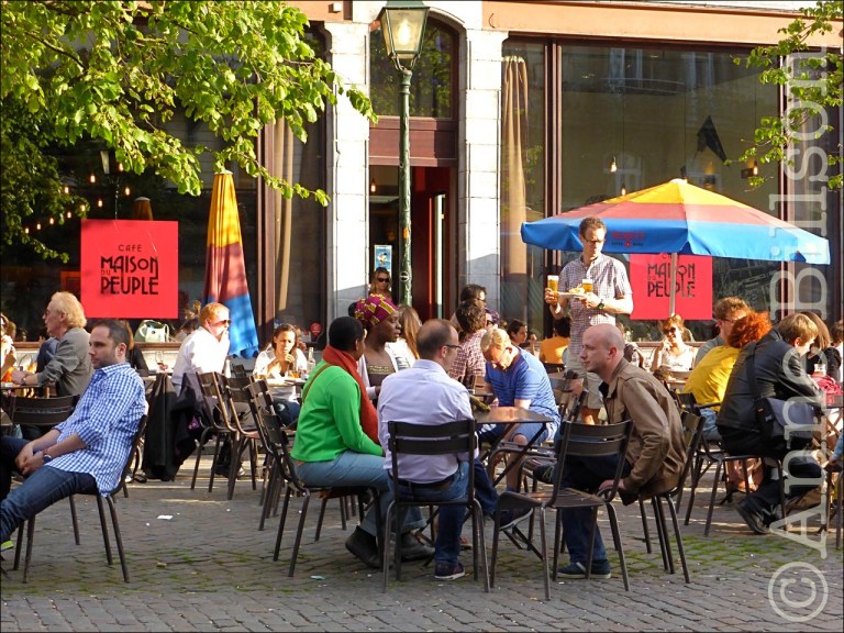 De buitenkant van de Café Maison du Peuple: Sint-Gillisvoorplein, Sint-Gillis.