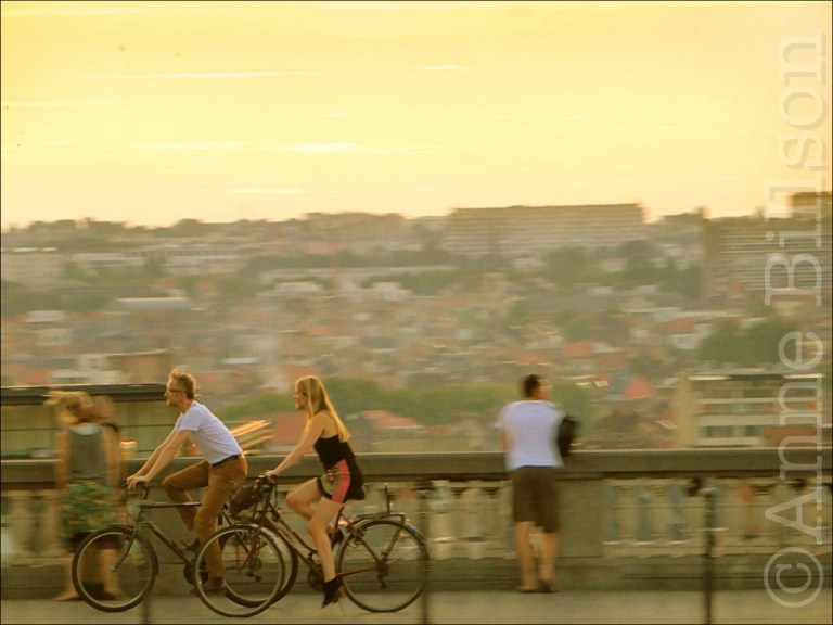 Fietsen bij zonsondergang: Poelaertplein, Brussel.