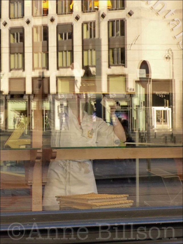 Paul: Charleroise Steenweg, Sint-Gillis.