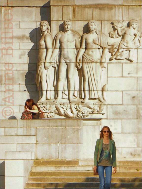 Drie mensen getreden op een slang: Kunstberg, Brussel.