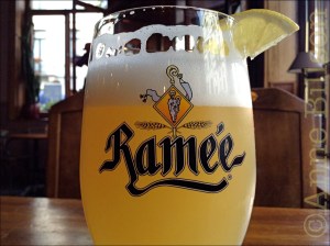 Ramée blanche van 't vat (5%) met een schijfje citroen: Le Bistro des Restos, Edelknaapstraat 39, Elsene.