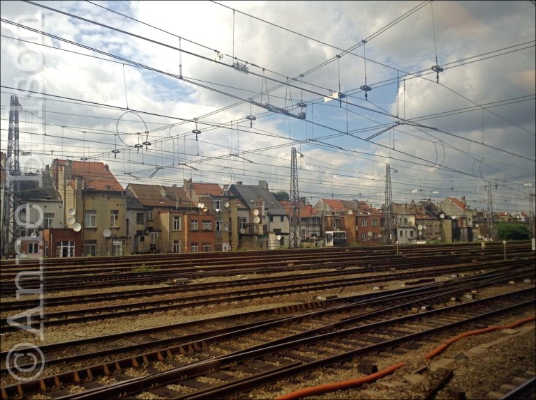 Vanuit een trein naderen Brussel-Noord.