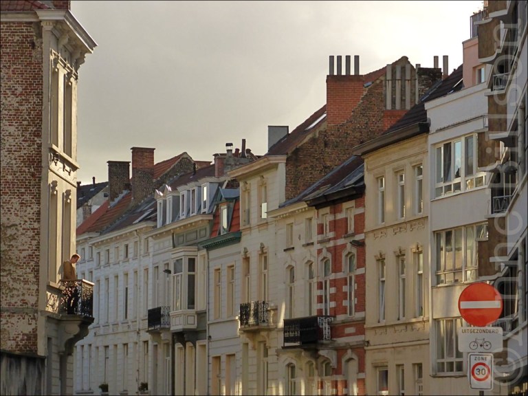 Man op het balkon: Holdaal, Gent.