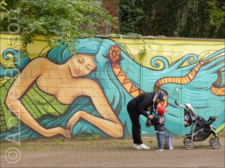 Buiten Horta metrostation: Waterloosesteenweg, Sint-Gillis.
