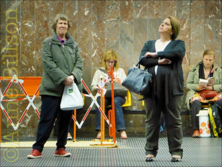 Vier vrouwen: Louiza metrostation, Brussel/Sint-Gillis.