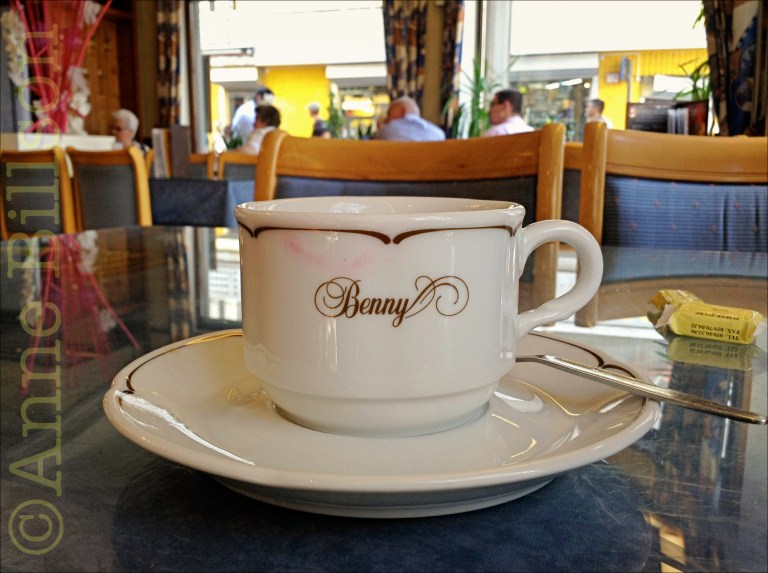 Benny: Vlaanderenstraat 13, Oostende.