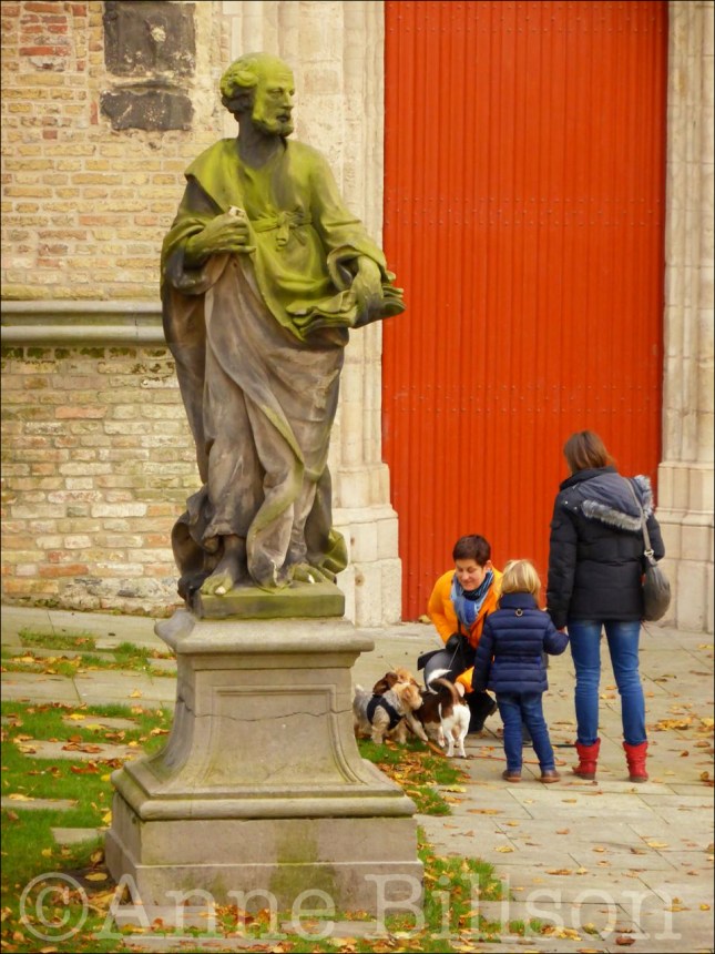 Standbeelden en kleine honden: Sint-Salvatorskathedraal,Sint-Salvatorskoorstraat 8, Brugge.