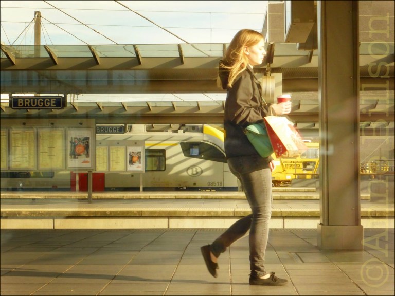 Een perron vanuit de trein: Station Brugge, Brugge.