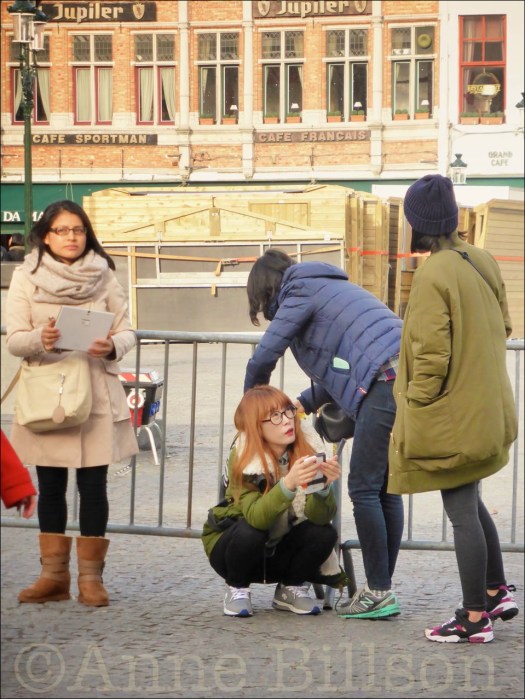 Vier vrouwen in Grote Markt: Grote Markt, Brugge.