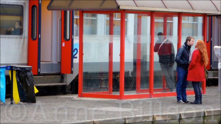 Rode jas: Station Aat, Henegouwen.