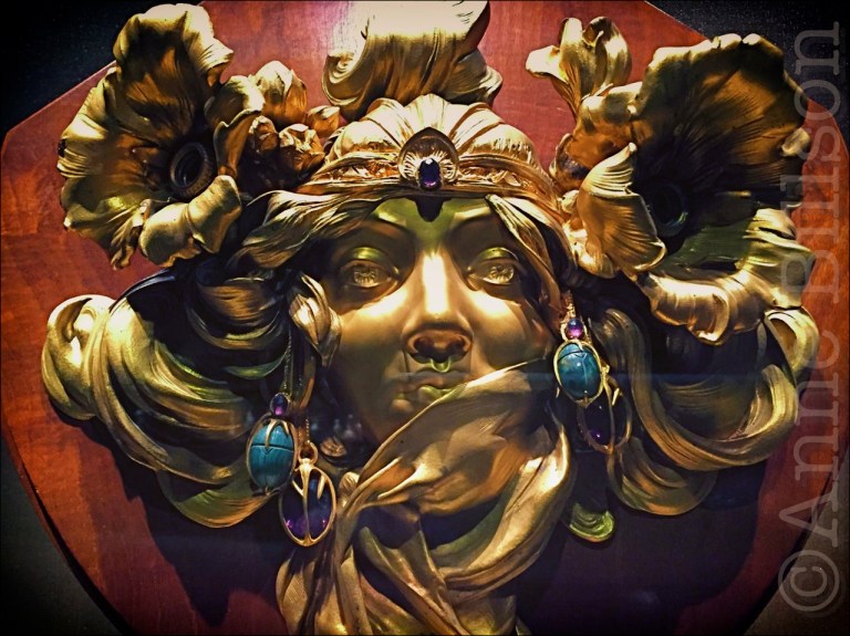 Prinses in de verte (wandlamp, Alphonse Mucha, 1900): Fin-de-siècle Museum, Regentschapsstraat 3, Brussel.