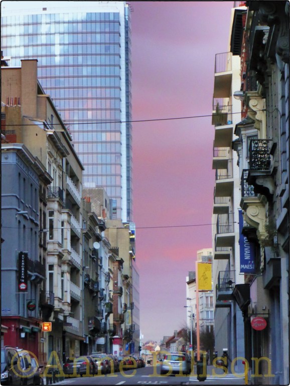 Roze achtergrond: Ijzerenkruisstraat, Brussel.