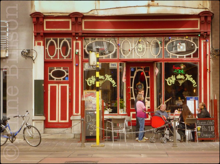 Café den Tram: Henry Seruyslaan 3, Oostende.