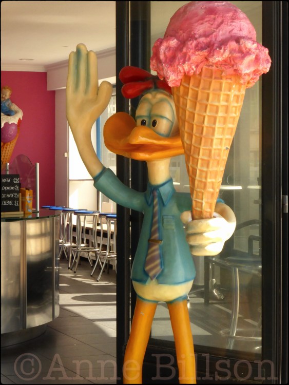 De afschuwelijke vogel-hoofd god van ijs: Albert I promenade, Oostende.