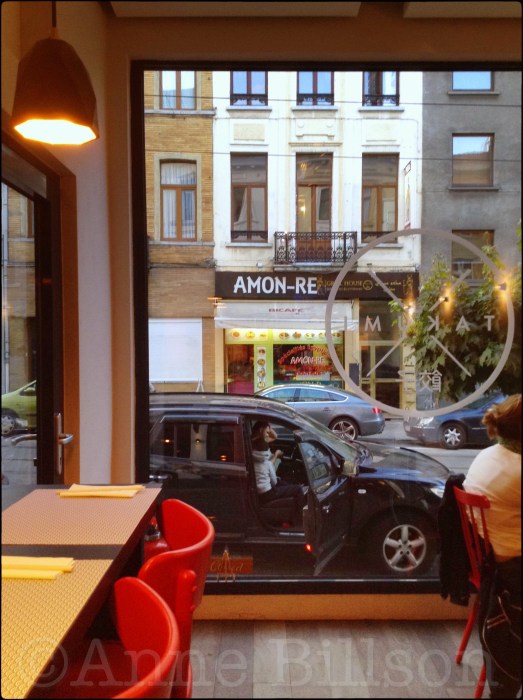 Amon-Re: van de binnenkant van Takumi, Lesbroussartstraat 8, Elsene.