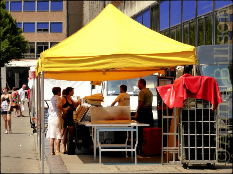 Geel tentje: Place du Palais du Justice, Namen.