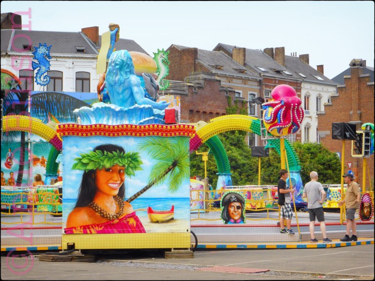 Aloha: De kermis van Namen, Rue des Bourgeois, Namen.
