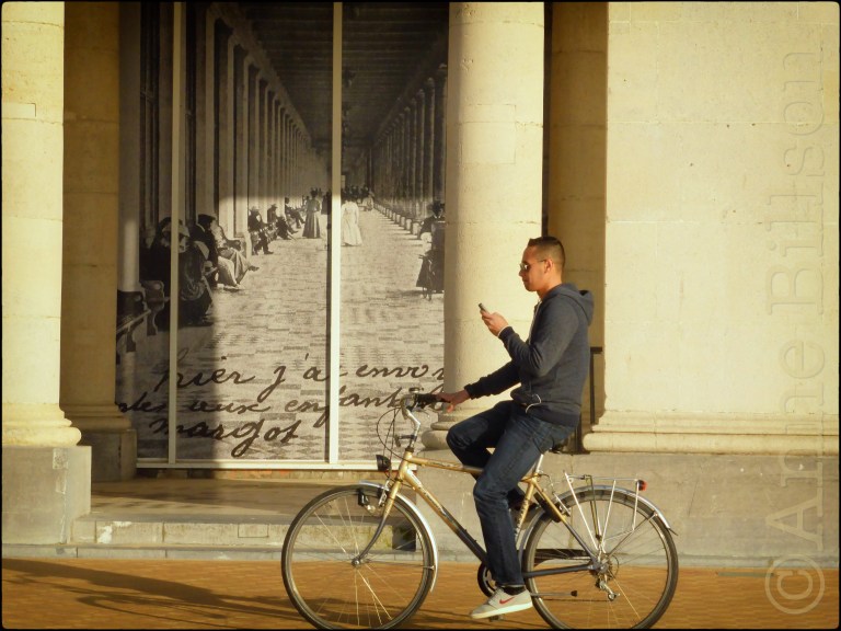 Sms'en en fietsen: Koning Boudewijnpromenade, Oostende.