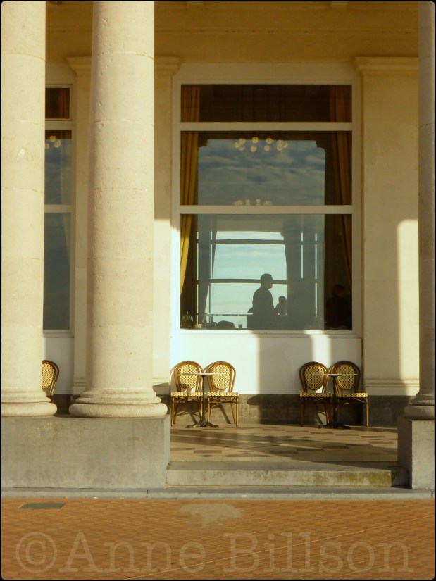 Kolommen en schaduwen: Koning Boudewijnpromenade, Oostende.