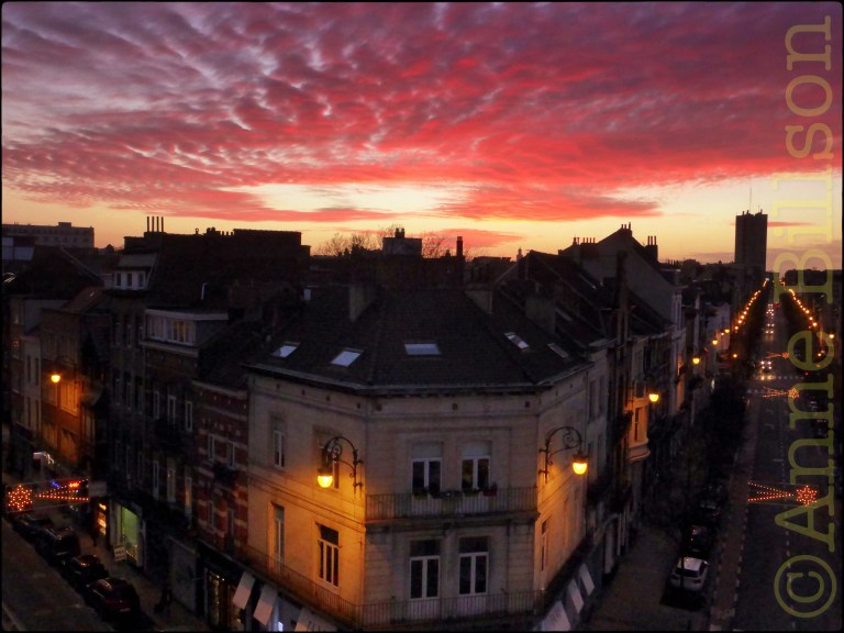 De laatste zonsondergang van 2015: Charleroise Steenweg & Dupétiauxlaan, Sint-Gillis.