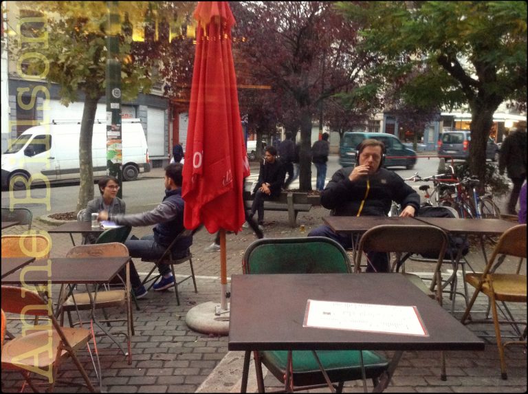 Buiten het Café de la Pompe: Warerloosesteenweg, Sint-Gillis.