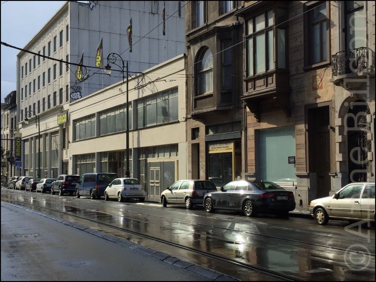 Charleroise Steenweg, zondagochtend: Charleroise Steenweg, Sint-Gillis.