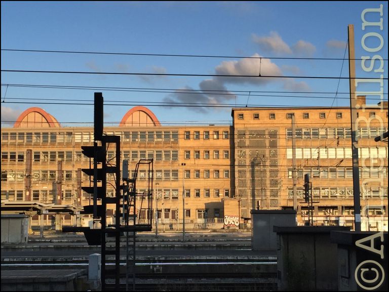 Treinstation, zomeravond: Zuidstation, Sint-Gillis.