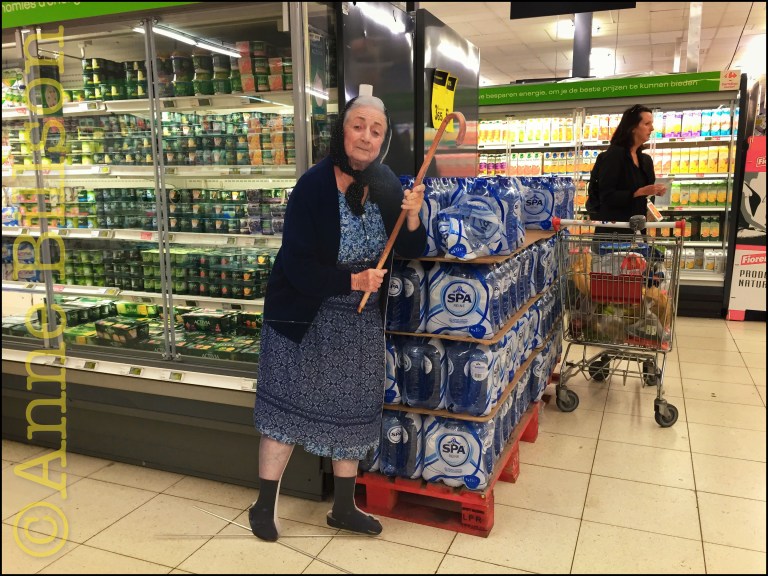 Oma met een stok: Carrefour supermarkt, Waterloosesteenweg 609, Elsene.
